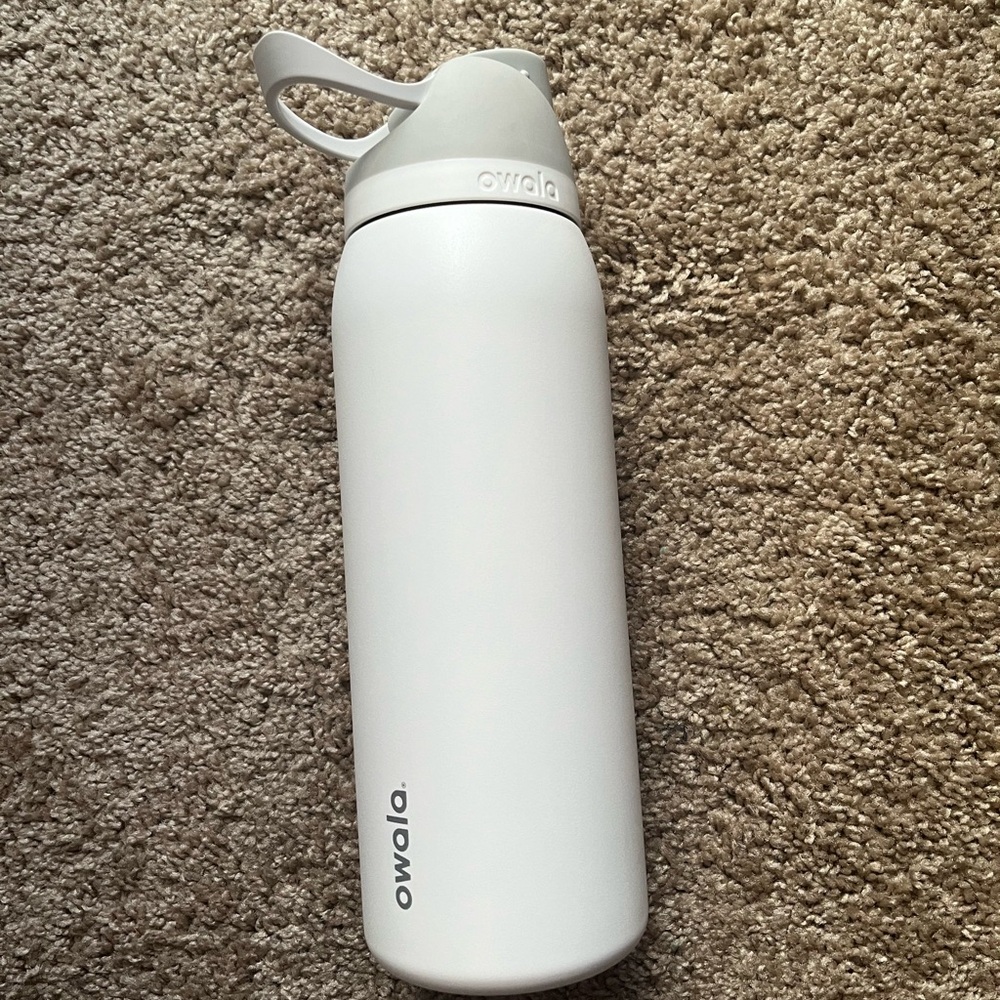 Owala 40 oz shy marshmallow